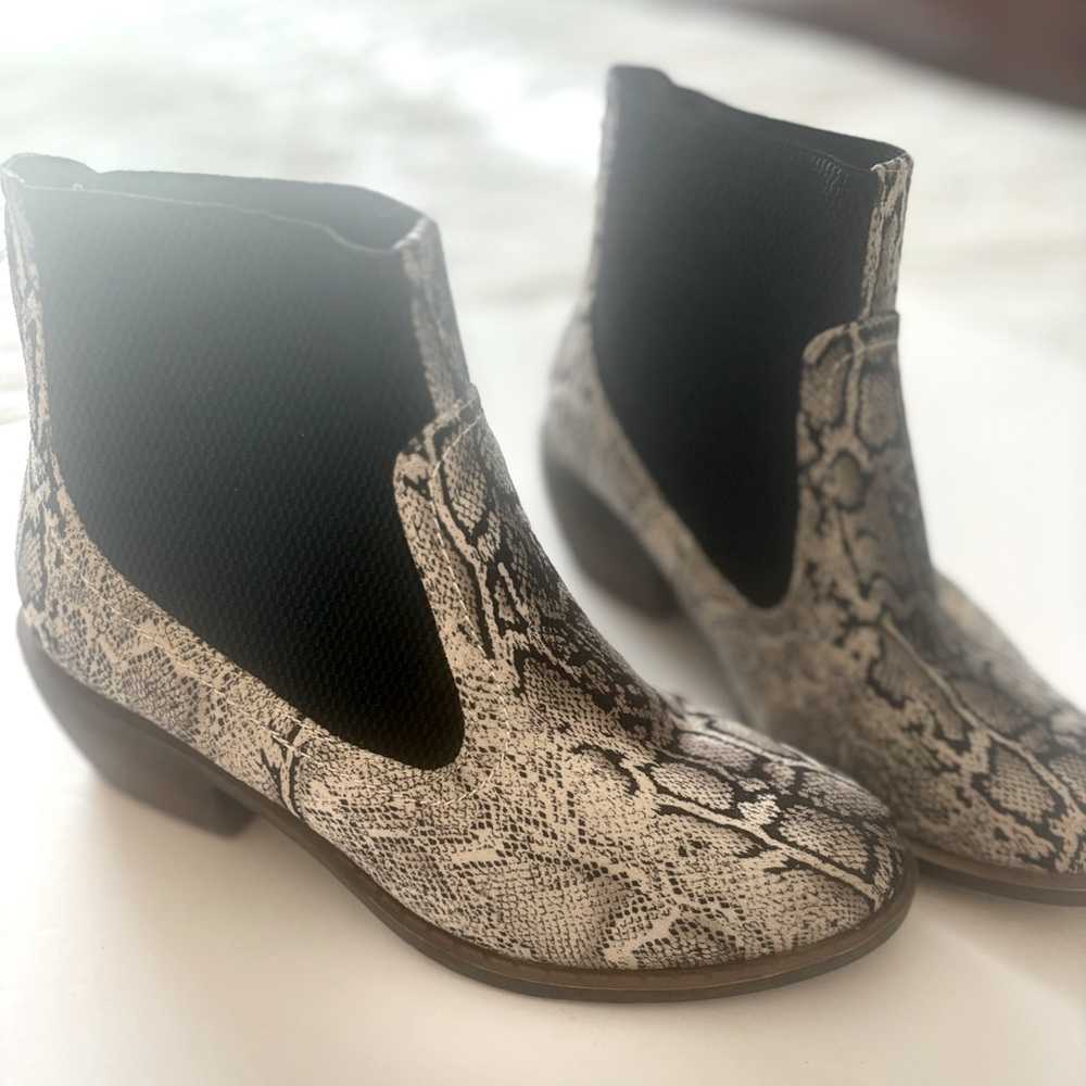 Boutique by Corkys Hanover snake print ankle boots, color black/gray size 6.